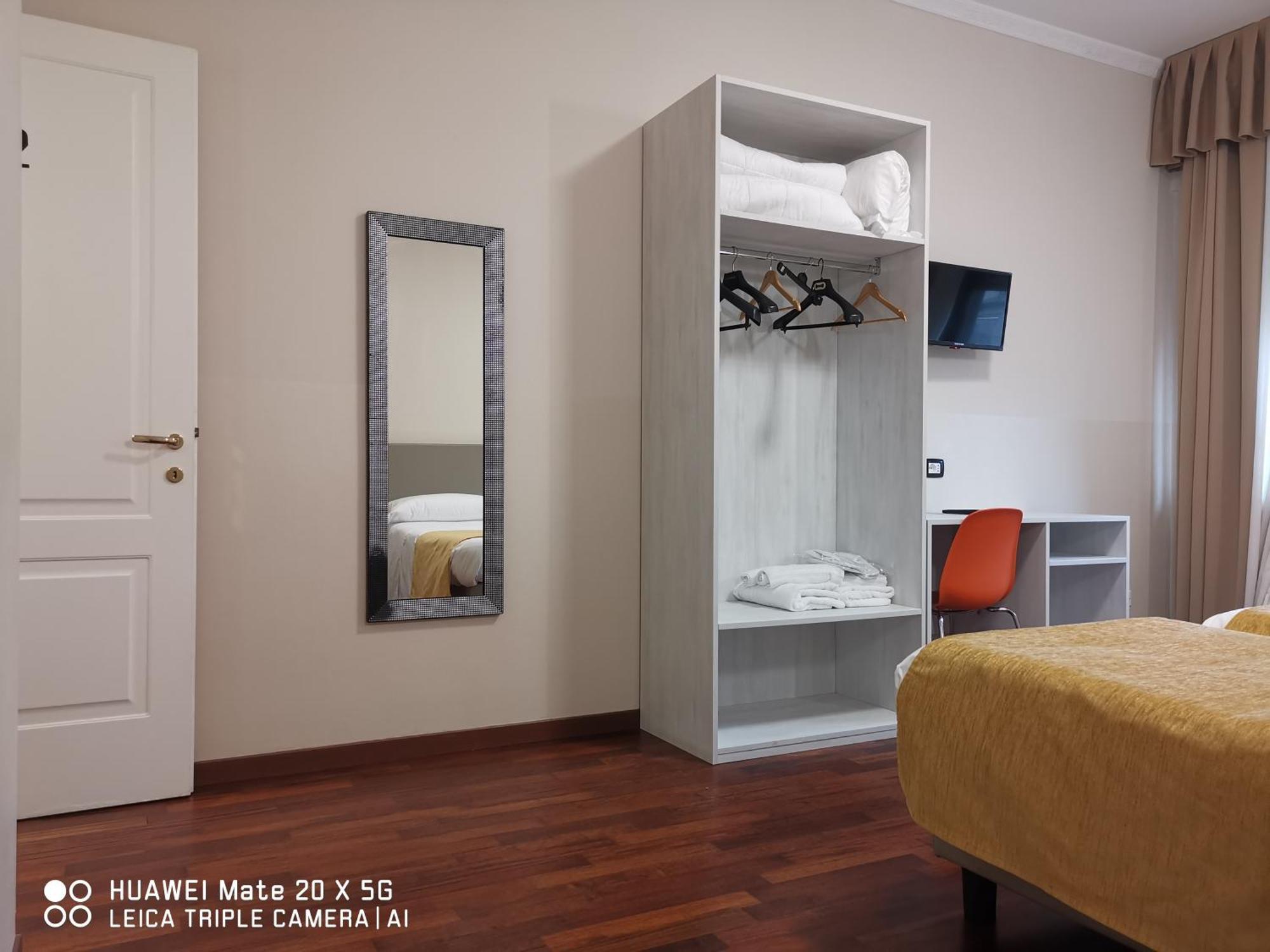 Guesthouse Central Station Group - Via Sammartini 15 — Photos 2